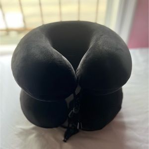 MEMORY FOAM NECK PILLOWS